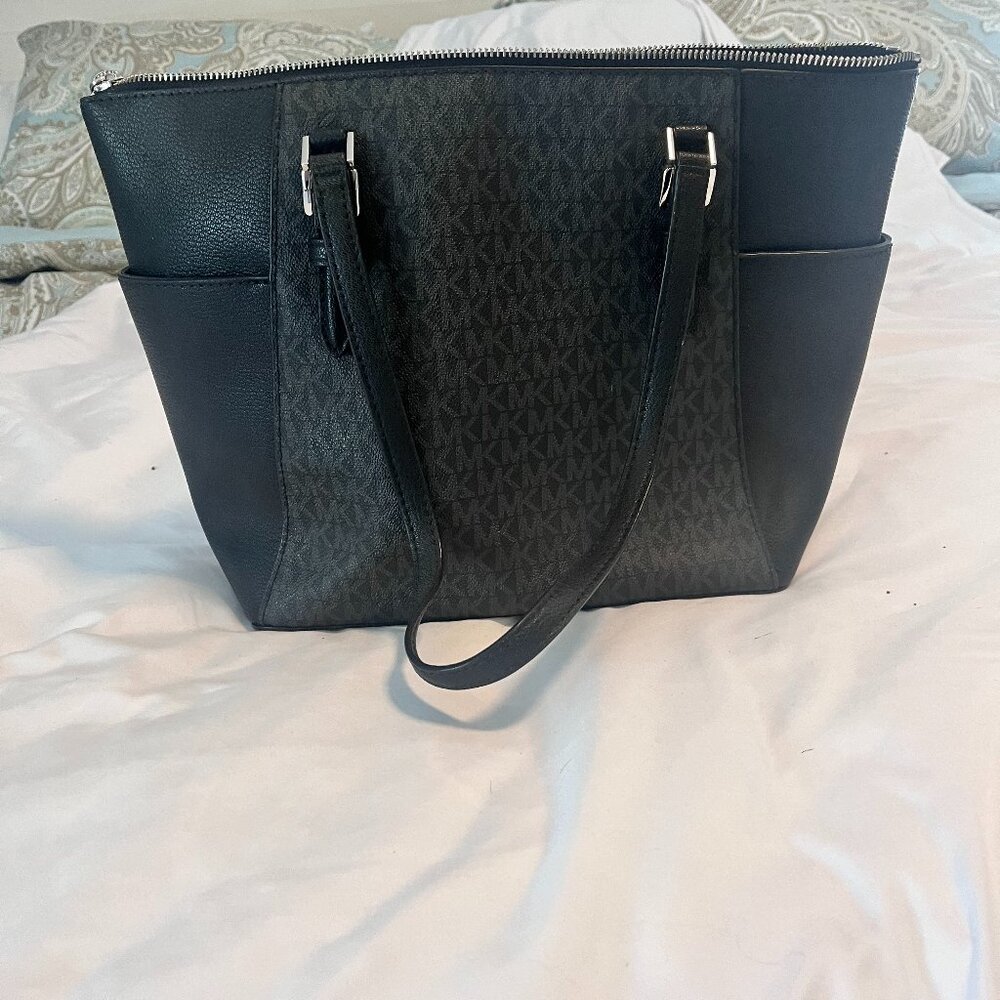 MICHAEL KORS CHARLOTTE LARGE TOP ZIP TOTE BLACK